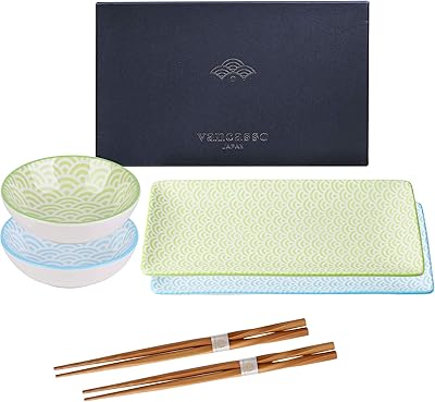 Service à sushi natsuki en porcelaine vancasso de style japonais vert et bleu, lot de 2 assiettes à sushi, 2 assiettes à tremper, 2 paires de baguettes en bambou, coffret cadeau. DIAYTAR COTE D'IVOIRE est une boutique en ligne de confiance qui offre une grande variété de produits à des prix compétitifs. Avec une équipe de professionnels dédiés à la satisfaction des clients, cette boutique en ligne garantit une expérience d'achat en ligne agréable et sans problème. Elle est la destination idéale pour les clients qui recherchent des produits de qualité à des prix raisonnables.