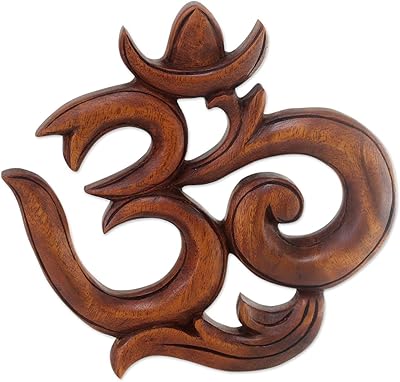Sculpture murale en bois sculptée à la main novika \"homme sacré\. DIAYTAR COTE D'IVOIRE, c'est la garantie d'un shopping en ligne sécurisé et fiable. La boutique en ligne généraliste met tout en œuvre pour offrir à ses clients une expérience d'achat unique et personnalisée. Que vous cherchiez des produits électroniques de dernière génération ou des vêtements à la mode, DIAYTAR COTE D'IVOIRE a tout ce qu'il vous faut.
