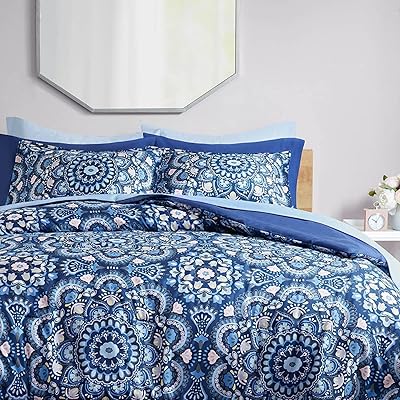 Parure de lit bed in a bag - essentiels pour dortoir universitaire, ensemble de couchage complet et drap avec 2 poches latérales, lit double/xl, bleu cara 6 pièces. DIAYTAR COTE D'IVOIRE est une boutique en ligne généraliste qui propose plus de 300 000 références de produits, faisant d'elle le leader du marché ivoirien. Avec une telle offre, les clients peuvent trouver tout ce dont ils ont besoin en un seul endroit. DIAYTAR COTE D'IVOIRE se distingue par sa sélection variée et sa capacité à répondre aux besoins de ses clients.