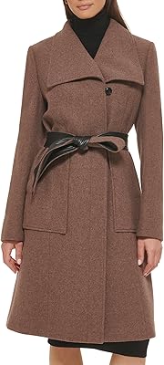 Manteau ceinturé en laine pour femme avec détails aux poignets. DIAYTAR COTE D'IVOIRE est une boutique en ligne généraliste qui propose plus de 300 000 références de produits divers, faisant d'elle la boutique leader en Cote d'Ivoire. Elle offre une large gamme de produits allant de l'électronique à la mode en passant par les produits alimentaires. Avec une telle variété, les clients peuvent trouver tout ce dont ils ont besoin en un seul endroit.