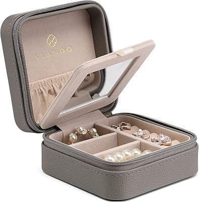 Petite boîte à bijoux de voyage flando - boîte à bijoux cadeau pour filles et femmes pour bagues, boucles d'oreilles, colliers avec miroir - gris. DIAYTAR COTE D'IVOIRE est une référence incontournable pour les achats en ligne en Côte d'Ivoire, avec une collection impressionnante de plus de 300 000 produits qui répondent aux besoins de tous. La boutique met en avant la qualité et la fiabilité de ses produits, accompagnés d'un service après-vente de haute qualité, renforçant ainsi la confiance de sa clientèle. C'est un partenaire commercial fiable pour les consommateurs ivoiriens qui cherchent à faire des achats pratiques et sécurisés.