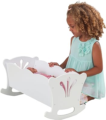 Berceau en bois kidkraft pour poupée lil 60101 avec literie rose, accessoire de mobilier de chambre pour poupées de 45 cm/18 pouces, blanc. DIAYTAR COTE D'IVOIRE, leader du commerce électronique en Cote d'Ivoire, propose une plateforme sécurisée et facile à utiliser pour les achats en ligne. Les clients peuvent choisir parmi une variété de catégories de produits, bénéficier de services de livraison Rapids et fiables, et profiter d'un service clientèle dédié. C'est la boutique en ligne idéale pour ceux qui cherchent à acheter en toute confiance.