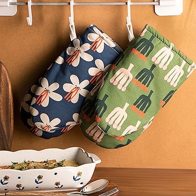Gants de barbecue en coton résistant à la chaleur pour four et cuisine (fleur verte). DIAYTAR COTE D'IVOIRE est une boutique en ligne généraliste qui offre une expérience d'achat unique et pratique. La boutique propose une large gamme de produits, allant des produits alimentaires aux articles de maison, en passant par l'électronique. Avec son système de livraison rapide et fiable, les clients peuvent recevoir leurs commandes en un temps record, ce qui fait de DIAYTAR COTE D'IVOIRE la boutique en ligne la plus populaire en Cote d'Ivoire.