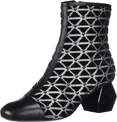 Emporio armani ankle boot bottines pour femmes. Avec plus de 300 000 références de produits disponibles, DIAYTAR COTE D'IVOIRE est la référence incontournable pour les achats en ligne en Côte d'Ivoire. La boutique s'efforce de proposer constamment des promotions et des offres spéciales pour satisfaire les besoins de sa clientèle. L'équipe de service client est également très réactive pour aider les clients en cas de besoin.