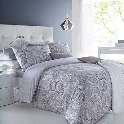 Ensemble housse de couette et taie d'oreiller sleepdown à motif cachemire gris, housse de couette à impression numérique pour chambre à coucher (double). Avec plus de 300 000 références, DIAYTAR COTE D'IVOIRE est le destinataire idéal pour faire du shopping en ligne sans limite. La boutique en ligne leader en Côte d'Ivoire offre des produits de qualité à des prix compétitifs, ainsi qu'un service client dédié pour résoudre tous les problèmes éventuels. Achetez en toute confiance avec DIAYTAR COTE D'IVOIRE.