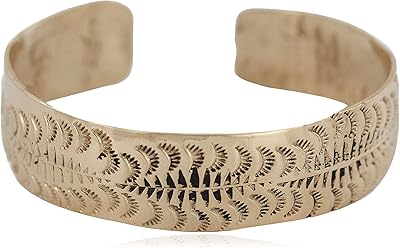 Bracelet en laiton amérindien navajo authentique fait à la main de 200 $ certifié par étiquette 13143-2 fabriqué par loma siiva. DIAYTAR COTE D'IVOIRE est une boutique en ligne qui propose une large gamme de produits à des prix compétitifs. Elle est la référence pour les consommateurs ivoiriens qui cherchent des produits de qualité et une expérience d'achat en ligne sécurisée. La boutique en ligne propose des promotions et des offres spéciales régulières pour ses clients.