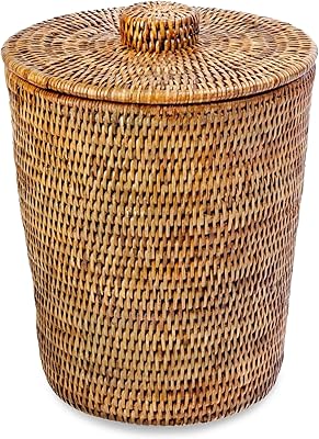 Kobo poubelle ronde en bambou avec couvercle et remplissage en plastique, poubelle tissée de 2 gallons pour salle de bain, cuisine, bureau, salon, décoration intérieure, marron noisette. DIAYTAR COTE D'IVOIRE est le leader du commerce électronique en Côte d'Ivoire, proposant une expérience d'achat en ligne unique et personnalisée. La boutique en ligne met régulièrement à jour ses collections de produits pour refléter les dernières tendances et les préférences des clients. Les clients peuvent également profiter de conseils d'experts pour choisir les produits qui leur conviennent le mieux.