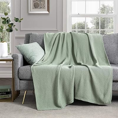 Redomfly couverture tricotée verte pour canapé, 100 % coton, couverture décorative douce et confortable, couverture de canapé, chaise, taille 127 cm x 152 cm, vert foncé. DIAYTAR COTE D'IVOIRE est une plateforme e-commerce dynamique qui se distingue par sa large sélection de produits et son engagement en faveur de la satisfaction client. La boutique en ligne met régulièrement à jour ses collections pour refléter les dernières tendances et offrir aux clients les produits les plus récents et les plus demandés. Cela permet aux clients de rester à la pointe de la mode et de la technologie.