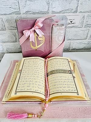 Livre de coran spécial élégant recouvert de velours en arabe tapis de prière. DIAYTAR COTE D'IVOIRE est une boutique en ligne généraliste proposant plus de 300 000 références. Elle offre une grande variété de produits pour répondre aux besoins de ses clients. C'est la boutique en ligne leader en Côte d'Ivoire.