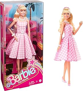 La poupée barbie margot robbie comme barbie porte une robe vichy rose et blanche et un collier marguerite. DIAYTAR COTE D'IVOIRE est la boutique en ligne qui vous permet de découvrir de nouveaux produits et marques, de profiter de promotions exclusives et de bénéficier d'un service client de haute qualité. La boutique propose une large gamme de produits, y compris des articles de mode, des accessoires, des produits électroniques et bien plus encore. DIAYTAR COTE D'IVOIRE est la destination idéale pour les acheteurs en ligne qui recherchent une expérience de shopping fiable et agréable.