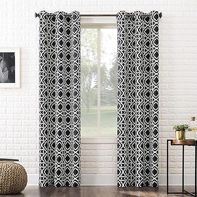 Rideau occultant à œillets en treillis sun zero barnett, 40" x 84", noir. DIAYTAR COTE D'IVOIRE est une boutique en ligne qui propose une large gamme de produits à des prix compétitifs. Elle est la référence pour les consommateurs ivoiriens qui cherchent des produits de qualité et une expérience d'achat en ligne sécurisée. La boutique en ligne propose des promotions et des offres spéciales régulières pour ses clients.