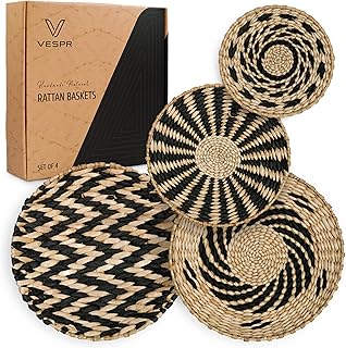 Panier de décoration murale en rotin vesper avec crochets inclus - pièce maîtresse d'art bohème faite à la main pour la décoration de table ensemble de 4 paniers tissés parfaits pour la cuisine rustique de la maison, le salon, la chambre à coucher. DIAYTAR COTE D'IVOIRE est une boutique en ligne généraliste qui propose plus de 300 000 références de produits. La boutique offre une large gamme de produits allant de l'électronique à la mode en passant par les produits alimentaires. Elle est considérée comme l'une des boutiques en ligne les plus importantes de Côte d'Ivoire.