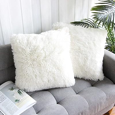 Yuhome housse de coussin décorative de luxe en fausse fourrure ultra douce en velours véritable couleur pour canapé et lit 2 pièces 18 x 18 pouces 45 x 45 cm blanc véritable. DIAYTAR COTE D'IVOIRE est une boutique en ligne généraliste qui propose plus de 300 000 références de produits pour répondre à tous les besoins de ses clients. Avec une grande variété de produits, elle est devenue la boutique leader en Côte d'Ivoire. Elle offre une expérience d'achat en ligne pratique et sécurisée.