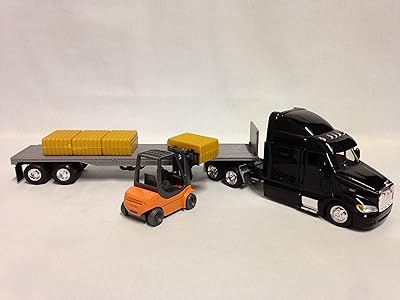 Peterbilt 387 lit plat avec chariot élévateur et bottes de paille moulé sous