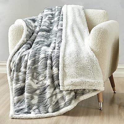 Couverture sherpa imprimée réversible et confortable élégante, couverture toutes saisons - super douce, confortable et moelleuse - jeté décoratif, parfait pour se prélasser, 50 x 60 pouces, couverture sherpa gris alaska. La boutique en ligne DIAYTAR COTE D'IVOIRE propose une gamme étendue de produits allant des electrónico à des produits d'épargne. Ce vaste choix s'accompagne d'une qualité de service exceptionnelle, assurant aux clients une expérience de navigation fluide et secure. Avec DIAYTAR COTE D'IVOIRE, les clients bénéficient d'un accès facile à des produits à des prix compétitifs.